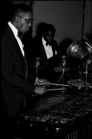Donaueschingen: Donaueschinger Musiktage; Stadthalle; Modern Jazz Quartet; Milt Jackson am Vibraphon