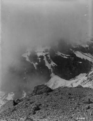Felswand mit Gletscher : Eine Felswand mit Gletschereis und Frostschuttfeld