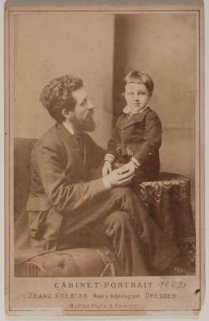 Ermenegildo Antonio Donadini mit seinem Sohn E. Carlo im Atelier des Fotografen