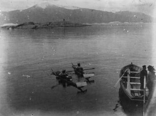 Kajaks und Ruderboot. (Grönlandexpedition 1891-1893)