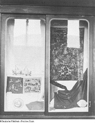 Weihnachtsausstellung 1948/1949. Schrank mit Textilarbeiten (Stoff). Bautzen: Stadtmuseum Bautzen