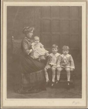 Kronprinzessin Margaret mit ihren drei ältesten Kindern.