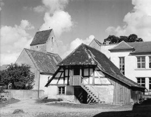 Ortsteilansicht mit Kirche und Bauernhaus