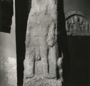 Pegauer Grenzstein. Sandstein. Um 920. Detail: Relief eines Jünglings mit Tartsche (sog. "Steinschleuderer"). Dresden: Palais im Großen Garten [Altertumsmuseum]