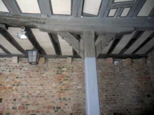 Stadtbild-Romanisches Steinhaus (1187-Vogtei 1984-renoviert)-Erdgeschoßhalle-hölzerner Flachdecke auf Längsunterzug mit Holzstütze im Detail
