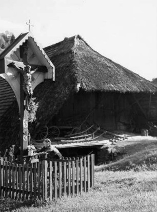 Wegekreuz vor einem Schwarzwaldhof in Mühlenbach
