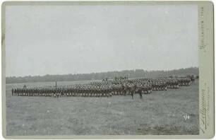 Kaisermanöver 1899 bei Craula, Paradeaufstellung des kurhessischen Infanterie-Regiments (von Wittich) Nr. 83, 3. , Soldaten in voller Feldausrüstung, davor und dahinter Offiziere zu Pferd, im Hintergrund Wald