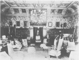 Haus Wahnfried, Wohn- und Arbeitsstätte von Richard Wagner ab 28. April 1874. Der Saal (Salon) : Bayreuth, Richard-Wagner-Straße 48. Haus Wahnfried (1872-1874; C. Wölfel, W. Neumann). Blick in den Saal mit Bibliothek. Fotografie (Repro) vor der Zerstörung am 5. April 1945