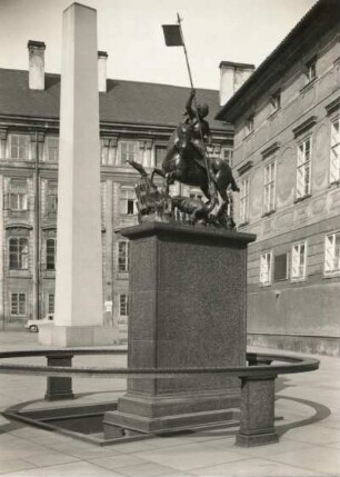 Prag. Hradschin. Burg, Skulpturengruppe des Drachen tötenden Heiligen Georgs auf einem Brunnen im Hof