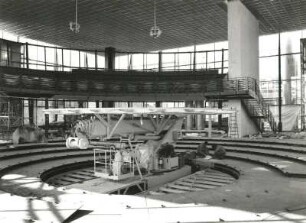 Dresden-Altstadt, Bernhard-von-Lindenau-Platz 1. Neubau Sächsischer Landtag. Plenarsaal. Teilansicht mit Wartungsgerät gegen Besuchertribüne