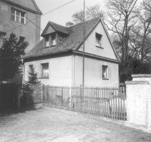 Dresden-Hellerau, Schröderstraße 28. 84. Oberschule (1920/25; C. Frick). Nebengebäude (Hausmeister-Wohnhaus?). Hofansicht
