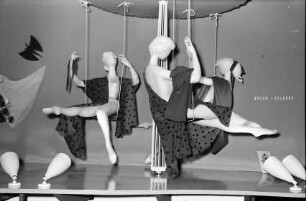 Basel: Puppen mit Stoffen auf Karussell