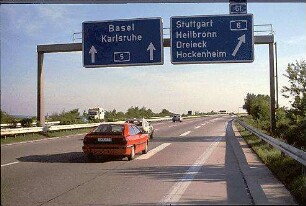 Einfahrt in Nebenfahrbahn West (Heidelberg Richtung Karlsruhe) von hauptfahrbahn West (Heidelberg Richtung Karlsruhe)