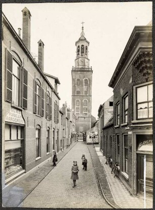 Niederlande, Kampen. Straßenflucht mit Blick zum Nieuwe Toren (Neuer Turm)