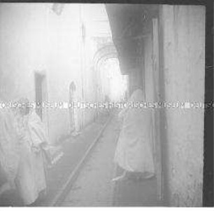 Männer in Abayas in einer engen Gasse, Casablanca, Marokko