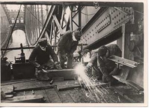 Arbeiter bei der Reparatur einer Elbbrücke. Teile werden verschweißt