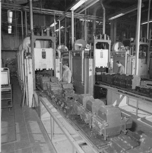 Wandler i. zwei Prüffeldern Gießformen-Beschicken : Dresden-Übigau, Overbeckstraße 48. VEB Transformatoren- und Röntgenwerk Dresden. Wandlerwerk.
