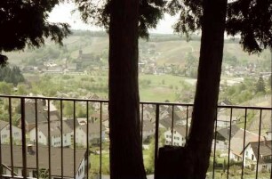 Waldulm: Von der Schlossterrasse auf Ort mit Kirche