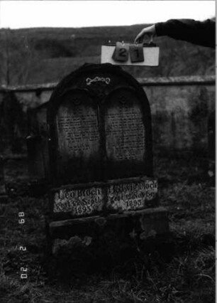 Grabstein 21 (Index: 99798371) Material: Sandstein Zustand: gut Maße HxBxT: 126x63x15 cm Beschreibung: Doppelstele mit Rundbogenabschluß, darunter zwei Schriftfelder mit Rundbogenabschlüssen, Sockel Symbolik: herausgebrochene Inkrustationen Besonderheit: Doppelgrab für Geschwiser: Grabstein 21