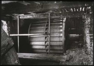 Papiermühle Niederzwönitz, oberschlägiges Wasserrad (Foto aus dem technischen Museum Papiermühle Niederzwönitz)