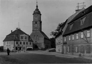 Nossen (Sachsen). Ansicht der Hauptstraße mit der, im Stil des Barocks errichteten, evangelischen Stadtkirche