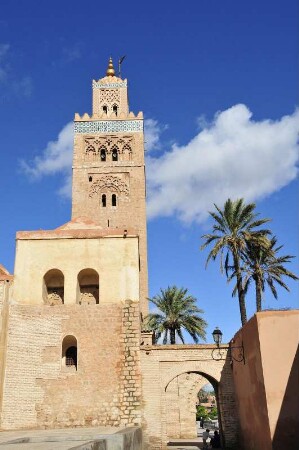 Minarett in Marrakesch : Blick auf das 77 m hohe Minarett der Koutoubiya Moschee in Marrakesch, aufgenommen am 02.11.2008. Foto: Uwe Gerig