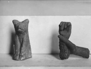 Figuren eines Hundes und zweier Hände