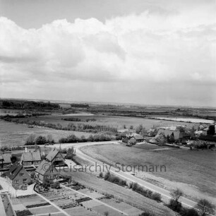 Vogelperspektive: Blick nach Norden vom Getreidesilo der Mühle W. F. Stoltenberg am Bahnhof: Einmündung der Kreisstraße von Eichede in die Landesstraße Richtung Bad Oldesloe: im Vordergrund links Neubausiedlung, rechts Ortseingang