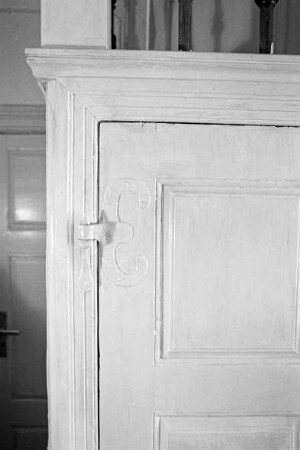 Sprenge: Dorfstraße 16: traufständiges Bauernhaus: Wohntrakt: Innenansicht: Flur: Treppenaufgang, Detailaufnahme: unter Podest Verschlag mit Flügeltür, daran Beschlag