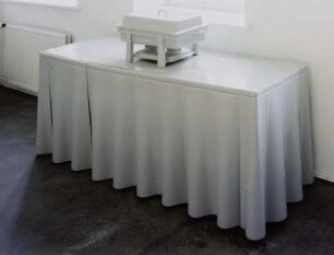 Raumaufnahme mit Installation