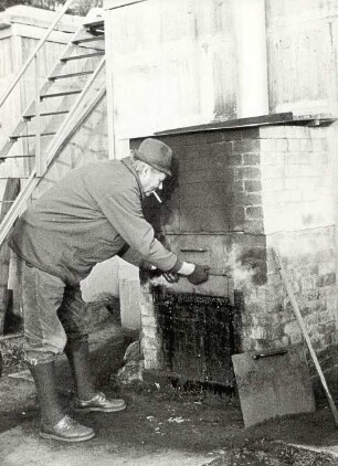 Holzkohlenherstellung in Rietschen : Handwerkstechniken - Kohlen- und Pechbrennerei. Ort: Rěčicy / Rietschen. Köhlerei