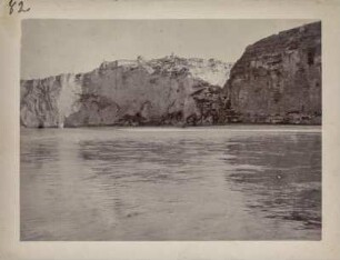 Steilufer des Tigris. : Blick vom Trigris auf das steile felsige Ufer bei Hasankeyf. Oben Ruinen der Stadt.