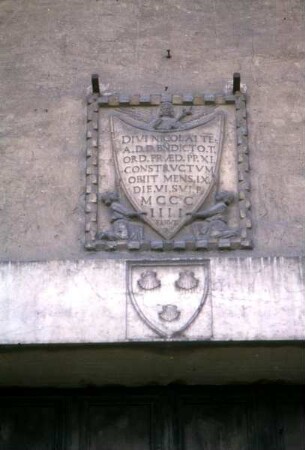 Inschrift und Wappen mit drei Jakobsmuscheln
