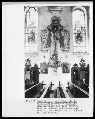Wandabschnitt mit zwei Apostelfiguren: Andreas und Petrus und Kruzifix mit Schmerzhafter Madonna