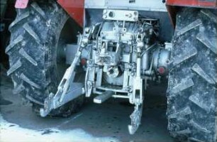Fotografie: Allradtraktor, Antriebs- und Anbausystem, Dreipunktaufhängung, Zugmaul, Zapfwelle