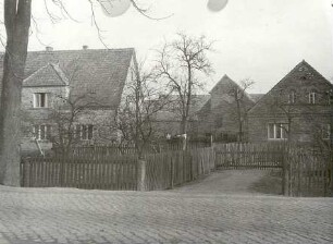 Straßenraum in Nochten : Bauwesen - Wirtschaftsgebäude und Gehöfte. Ort: Wochozy / Nochten. Bauernhöfe an der Straße nach Weißwasser.