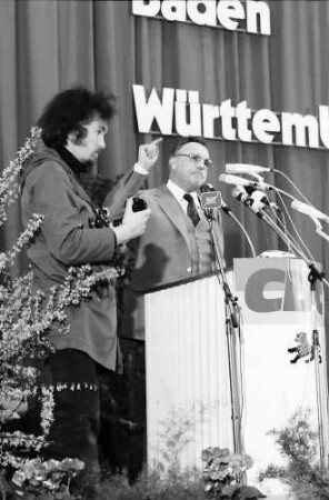 Freiburg: Stadthalle, Wahlkundgebung zur Landtagswahl Baden-Württemberg, Rede: Kanzlerkandidat Ministerpräsident Rheinland-Pfalz, Helmut Kohl