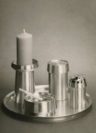 Röders Zigarettendose "5421", Leuchter "6627", Ascher "7607", Tablett "8215" und Feuerzeug "6801" von Gottfried Böckelmann