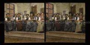 Frauen in Tracht mit Spinnrädern vor Theaterleinwand, gemaltes Zimmer, Finsterbergen