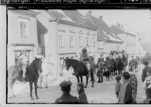 Fasnacht Sigmaringen; Umzugswagen, Wikinger auf Pferden in der Antonstraße