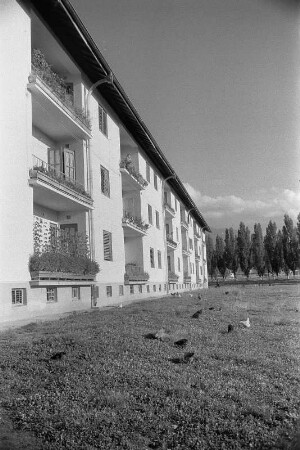 Kronstadt? (Brașov)/ Rumänien. Dreigeschossiger Wohnblock