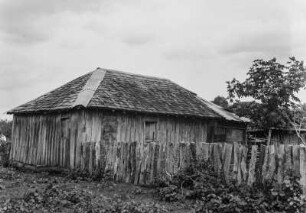 Gehöft : Kleines Gebäude eines Gehöfts mit umzäunten Hof.