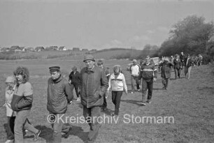 Sportveranstaltung "Trimm-Trab ins Grüne": Veranstalter TSV Zarpen e.V.: Feldmark: Teilnehmer auf Weg: hinten links Wohnhäuser: hinten rechts Bäume: 28. April 1984