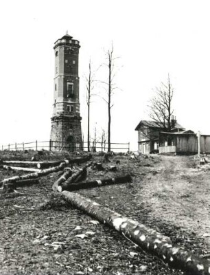 Lužické hory (Lausitzer Bergland). Tanečnice (Tanzplan)-Gipfel. Aussichtsturm (1903 begonnen) und "Onkel Toms Hütte"