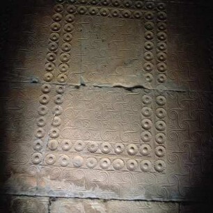 Orchomenós. mykenisches Kuppelgrab, 14. Jh. v. Chr. Grabkammer mit Kassetten und Spiralrapporten. Schiefer