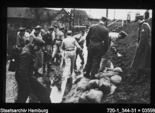Deichbruch, entstanden durch beschädigtes Deichsiel