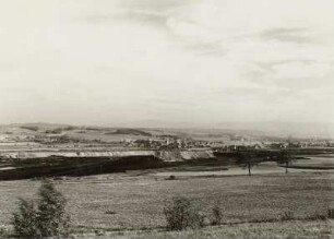 Braunkohleabbau, Tagebau Hirschfelde (Kopalnia Turoszów). Blick nach Osten gegen Türchau (Turoszów) und Isergebirge
