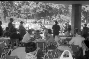 Freiburg: Colombi Hotel; Gäste auf der Terrasse am Eingang