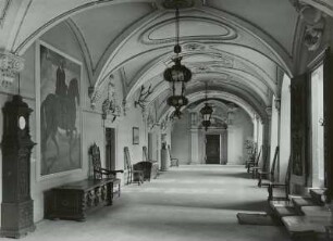 Schloss Hermsdorf, Eingangshalle : Schloss Hermsdorf, Inneres, Eingangshalle im Erdgeschoss mit Reiterbildnis