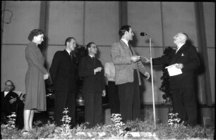 Unterhaltungsabend "Quiz und Musik" zugunsten der BNN-Aktion "Hilfe gegen Kinderlähmung", durchgeführt vom Amerikahaus in der Stadthalle.
